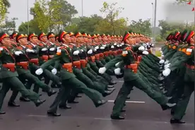 越南阅兵式，浓浓的中国风，这正步劈枪是我见过模仿中国最像的视频封面