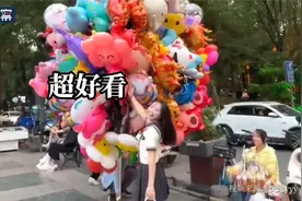女生街头和气球拍照，卖气球的大叔主动蹲下将气球充当“背景墙”视频封面