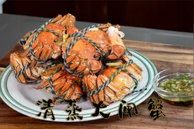 清蒸大闸蟹美味中的经典原汁原味的鲜，做法很简单蘸料是好吃关键