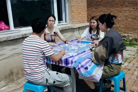 两口子去打麻将，故意用骂人的话对暗号，对话全程爆笑视频封面