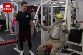 美国99岁老人在健身房撸铁庆生：健身房常客，戴助行器也坚持运动视频封面