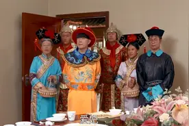 米线吹牛老公是大领导，没想到直接穿着龙袍来撑场面！爆笑吹牛