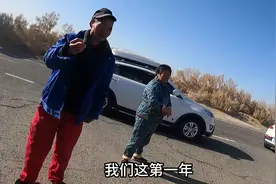 探访新疆沙漠公路守井人生活，陕西夫妻守了年，一月工资块