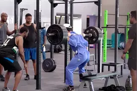 健身房清洁工太猛了！第一次挑战200斤杠铃，让众人直接傻眼视频封面