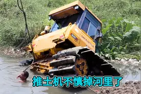 链轨拖拉机不慎掉河了，现场组织吊车展开救援，水下挂绳成了难题视频封面