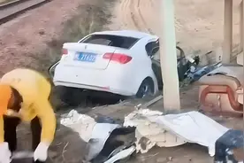 河南发生一起轿车与火车相撞事故：车内人员已送医抢救，警方介入