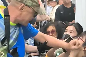 老人地铁上强行要求女子让座,被拒后用拐杖袭扰 北京警方：行拘！视频封面