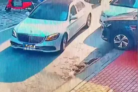 电动车大哥堵在宝马车前面，宝马大哥下车后对方立马认怂！视频封面