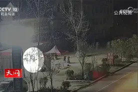 闻所未闻！女司机国道撞人不施救 徒手拖拽伤者20米丢弃致其死亡视频封面