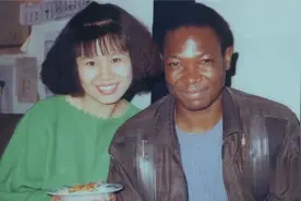 25年前，那个“远嫁非洲”的清华女生王丽红，如今怎么样了？视频封面