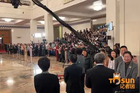 实拍政协开幕会人民大会堂内部多处细节 驻华大使等点赞中国AI