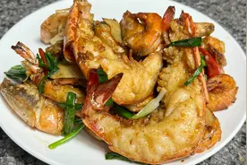 姜葱爆炒大虾做法，出锅香气扑鼻，脆嫩爽口，做法简单又好吃视频封面