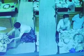 邻桌无人女子将剩菜倒入其锅中，倒完还一直在笑，监控拍下全程视频封面