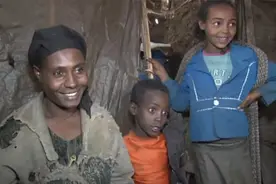 一个32岁单亲妈妈的励志故事，独自抚养4个孩子，每天靠砍柴为生视频封面