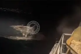 俄登陆舰被乌无人艇击沉视频曝光：俄军士兵疯狂扫射垂死挣扎视频封面