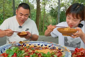 秋妹今天弄个麻辣小龙虾吃，嘬一口汁再嗦一口肉，香辣入味好巴适视频封面