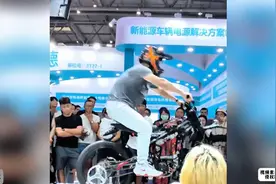 摩博会驾驶员表演失误，身体被后轮高速摩擦视频封面