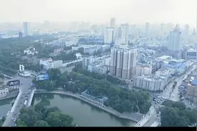 内蒙下暴雨房子塌了，大叔为了救孩子，不幸被砸中当场丧命视频封面