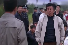 工厂欠债8千万，工人拿不到工资，上火车轨道堵火车！视频封面