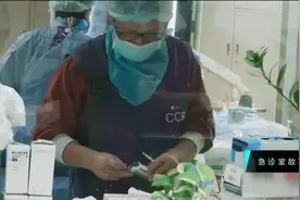 医生极限救人，出门却遭家属围攻怒怼：你弄疼他了！视频封面