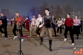 河南一公园领舞太飒了，服装也太奇特了，舞姿没毛病太棒了视频封面