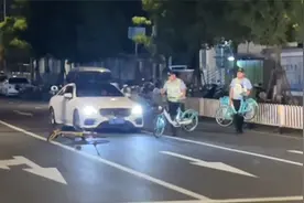 南京城管为阻止流动摊贩摆摊，将共享单车扔路中间挡路？官方通报视频封面