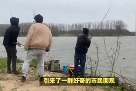 湖北男子钓获“巨型”鱤鱼，近2米重约60斤，不坐车扛着鱼慢慢走视频封面