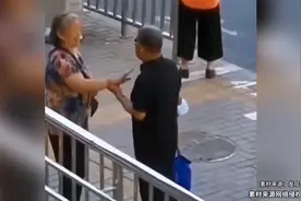 网友在街头拍到一幕，大爷在街头搂着大妈非要亲一口视频封面