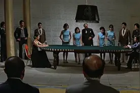 一人5张牌比大小，千王押上自己的胳膊，要和女赌神赌一把