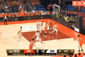 中国男篮再战日本，徐杰硬刚河村勇辉，没想到胡金秋开局就打疯了视频封面