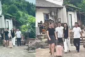 男子假扮滴滴司机接女友，被全家围观不敢下车，哥哥举动秒懂暴露视频封面