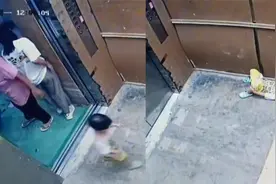 孩子独自走进电梯被关，急得躺地大哭求救，每过一秒都让人揪心