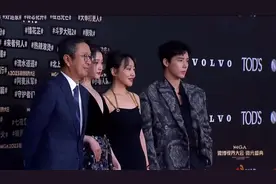 关晓彤穿着越来越大胆！上身深V下身又是长开叉，身材好就是自信视频封面