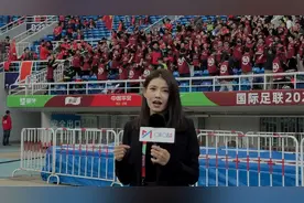 国足球迷提前三小时到场，看台呐喊助威口号！