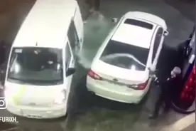 外国小哥在加油站遭遇歹徒团伙，一招将其击退！视频封面