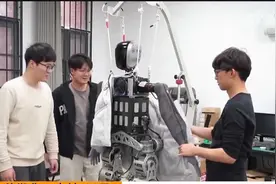 “湖北造”人形机器人加速面世（长江云）视频封面