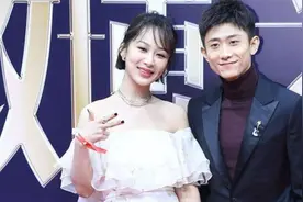 张一山伸手搂住杨紫的腰，请注意杨紫的下意识反应，网友-在一起