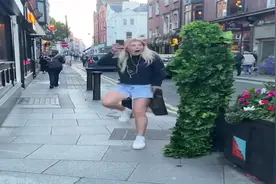 外国人真会玩国外街头恶搞路人国外街头整人视频视频封面