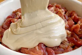 炸小酥肉时，我都是自己调面糊，不脱浆不回软，金黄酥脆超好吃