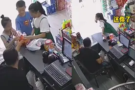 3个小朋友分一瓶饮料，还不忘给店主倒一杯，店主的回应令人暖心视频封面
