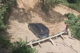 东风本田CRV与奇瑞瑞虎7双方交流下爬坡才艺，看下各自表现。视频封面