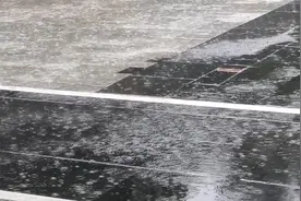 北京晚高峰迎强降雨：雨似断线珠子落下 交通已严重拥堵视频封面