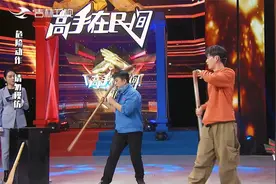 达人现场教学耍铁锹，观察团手忙脚乱的样子，引全场爆笑