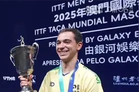 夺冠时刻！雨果连续击败世界排名前三，捧起世界杯冠军奖杯！