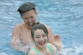 53. 这个世界太扎心了！丈夫在泳池跟别的女人亲吻，被撞见视频封面