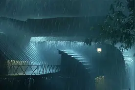 助眠用的暴雨雷电氛围音效铁皮屋顶上的瓢泼大雨声与震撼的雷声