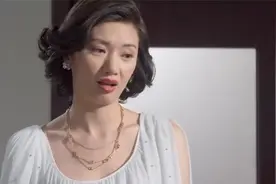 美女皮裙黑丝袜，大叔眼都直了，直接凑了上去视频封面