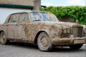 全身沾满了脏泥的劳斯莱斯，的亏我手艺好，将其清洗得干干净净！