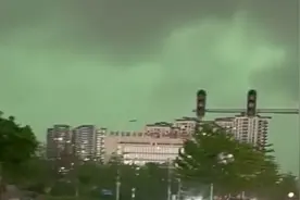 广东清远遭暴雨出现“绿色天空” 随后天空一秒变黑、白昼如夜视频封面