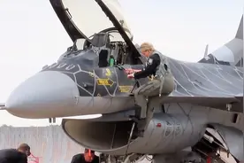 无码高清：美国F16王牌女飞行员，驾驶飞机大尺度操控，厉害！视频封面